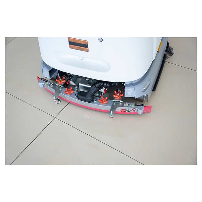 Detaljan prikaz zadnjeg donjeg dela industrijskog robota za pranje podova Chancee SC50 na sjajnim pločicama, sa račem i mehanizmima za čišćenje.