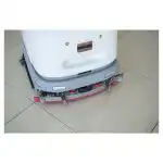 Detaljan pogled na Industrijski robot za Pranje Podove Chancee SC50 sa 3D LiDAR & AI na svetlom podu, vidi se zadnji mehanizam i četke.