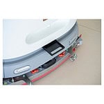 Detaljan prikaz donjeg dela Industrijskog robota za Pranje Podove Chancee SC50 sa četkama, točkovima i crnim odeljkom na pločicama.