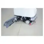 Detaljan prikaz Industrijskog robota za Pranje Podova Chancee SC50 pokazuje bočnu četku, točkove i mehanizam na pločicama.