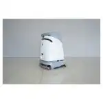 Industrijski robot za pranje podova Chancee SC50, beo i siv, čist sjajan pod u minimalističkoj sobi sa svetlim zidovima.