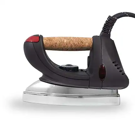 Pegla na paru sa jednim dugmetom Steam Italy ima ručku od plute, crno kućište i srebrnu ploču, bočno na beloj pozadini.