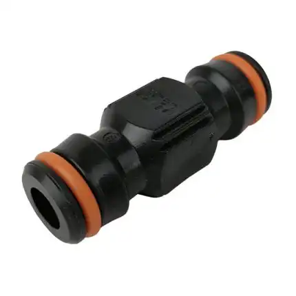 Streamline dupli muški adapter 3/4 za kućište filtera je crni plastični spoj sa narandžastim O-ringovima na krajevima, namenjen spajanju cevi. Prikazan je na beloj podlozi.