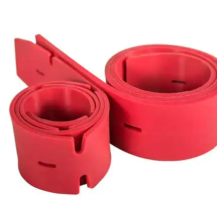 Dve usisne gume za Chancee M30, širine 450 mm, crvene boje, sa prorezima i glatkom površinom, na beloj podlozi.