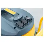 Prikaz tri crna prekidača na upravljačkoj tabli sivog i žutog industrijskog usisivača Chancee CG3680, s naglaskom na ručku.