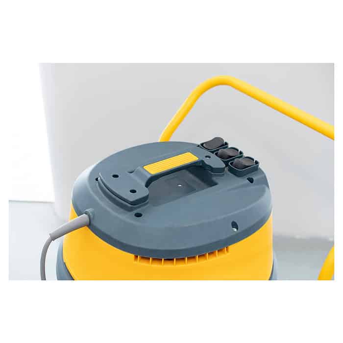 Industrijski usisivač Chancee CG3680 sa tri motora, HEPA filtracijom 99,7%, kapacitetom od 80L i više crnih prekidača na vrhu.