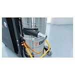 Industrijski usisivač Chancee CG55100, 5.5kW, metalno kućište, žuta ručka, HEPA filter na svetlom sivom podu.