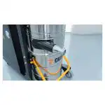 Industrijski usisivač Chancee CG55100, 5.5kW, metalno kućište, žuta ručka, HEPA filter na svetlom sivom podu.