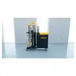 Industrijski usisivač Chancee CG55100 5.5kW, crno-žut, na točkovima, u svetloj praznoj prostoriji sa sivim podom i belim zidovima.