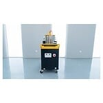 Industrijski usisivač Chancee CG55100 s kotačima i crijevom na sjajnom podu u svijetloj prostoriji s velikim prozorima, 5,5 kW, 100 l.