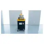 Industrijski usisivač Chancee CG55100 s kotačima i crijevom na sjajnom podu u svijetloj prostoriji s velikim prozorima, 5,5 kW, 100 l.