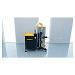 CHANCEE industrijski usisivač CG55100 (5.5kW, 100L, HEPA filter 99.7%, 42.5 kPa) stoji u svetloj minimalističkoj prostoriji, snažnog dizajna koji se izdvaja na sjajnom podu.