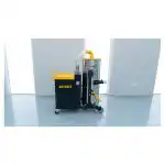 CHANCEE industrijski usisivač CG55100 (5.5kW, 100L, HEPA filter 99.7%, 42.5 kPa) stoji u svetloj minimalističkoj prostoriji, snažnog dizajna koji se izdvaja na sjajnom podu.