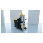 Industrijski usisivač Chancee CG55100 5.5kW sa HEPA filterom, žutom ručkom i prozirnom komorom na sivom sjajnom podu u svetloj sobi.