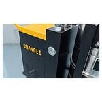 Industrijski usisivač Chancee CG55100 5.5kW 100L: žuti logo, manometar, deo metalnog bubnja; HEPA filter 99,7%, 42,5kPa, 135kg.