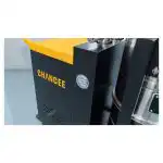 Industrijski usisivač Chancee CG55100 5.5kW 100L: žuti logo, manometar, deo metalnog bubnja; HEPA filter 99,7%, 42,5kPa, 135kg.