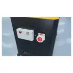 Detaljan prikaz kontrolnog stola usisivača Chancee CG55100 5.5kW sa crvenim stop tasterom, sivim dugmetom i utičnicom na reflektujućem podu.