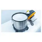 Usisivač Chancee CRS1625 (25L, 1.6kW, HEPA 99,7%) sa čeličnim rezervoarom, uz motor žute i crne boje i sivi kabl.