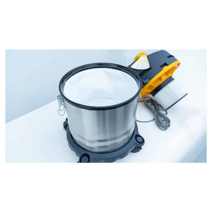 Usisivač Chancee CRS1625 (25L, 1.6kW, HEPA 99,7%) sa čeličnim rezervoarom, uz motor žute i crne boje i sivi kabl.