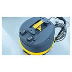 Detaljan prikaz gornjeg dela usisivača Chancee CRS2870 prikazuje dva crna prekidača, upozorenje i motani kabl na plavoj pozadini.