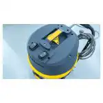 Detaljan prikaz gornjeg dela usisivača Chancee CRS2870 prikazuje dva crna prekidača, upozorenje i motani kabl na plavoj pozadini.