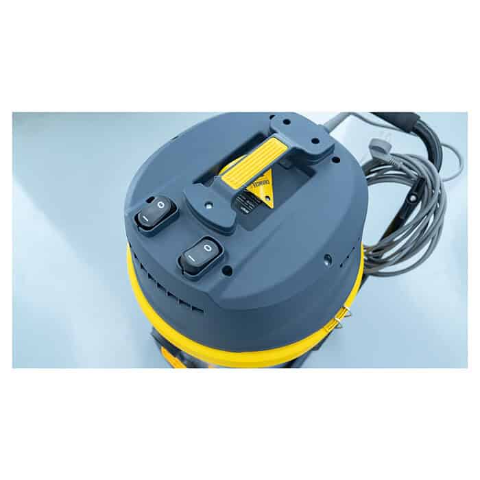 Detaljan prikaz gornjeg dela usisivača Chancee CRS2870 prikazuje dva crna prekidača, upozorenje i motani kabl na plavoj pozadini.