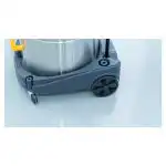 Detaljan prikaz Profesionalnog usisivača Chancee CRS2870 sa crnom točkom pozadi, malim prednjim točkićem i telom od nerđajućeg čelika na svetlom podu.