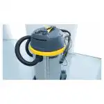 Industrijski usisivač CHANCEE CRS2890 sa srebrnim telom, žutim detaljima i crnim crevom stoji na čistom svetlom podu.