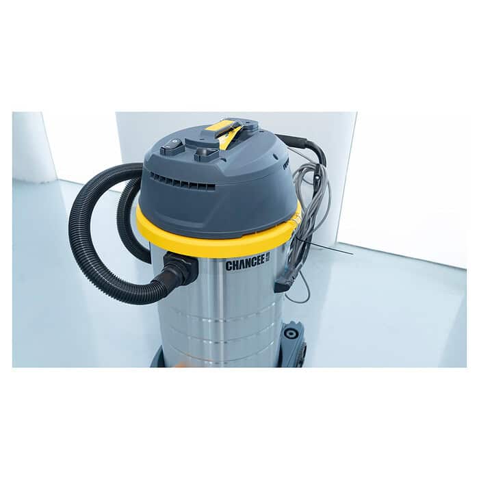 Industrijski usisivač CHANCEE CRS2890 sa srebrnim telom, žutim detaljima i crnim crevom stoji na čistom svetlom podu.
