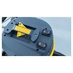 Detaljan prikaz vrha Profesionalnog usisivača Chancee CRS2890 sa dva crna prekidača, žutom drškom i oznakom upozorenja. Ovaj HEPA uređaj ima 2 motora (90L, 2,8kW, 22,5kPa) i uklanja do 99,7% čestica iz vazduha.