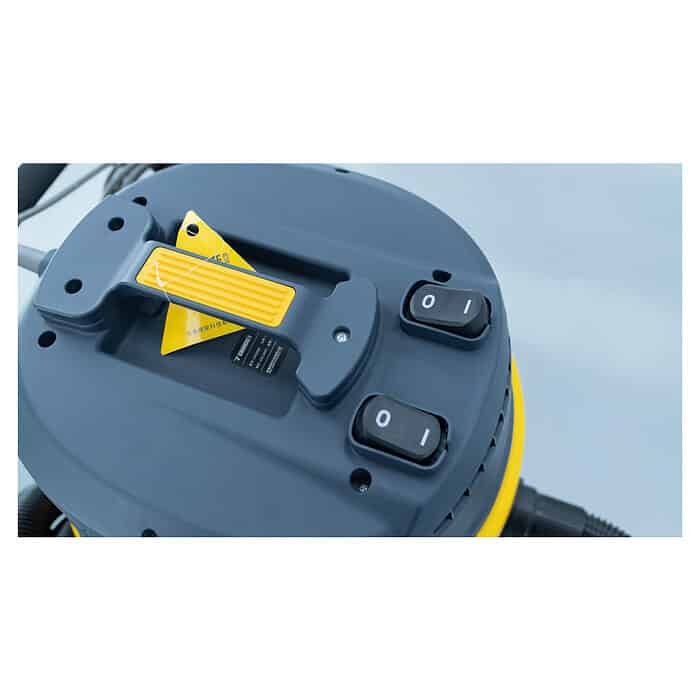 Detaljan prikaz vrha Profesionalnog usisivača Chancee CRS2890 sa dva crna prekidača, žutom drškom i oznakom upozorenja. Ovaj HEPA uređaj ima 2 motora (90L, 2,8kW, 22,5kPa) i uklanja do 99,7% čestica iz vazduha.