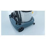 Detaljan pogled na Profesionalni usisivač Chancee CRS2890: točkovi, crevo i bubanj 90L, 2 motora, HEPA filtracija, glatki pod.