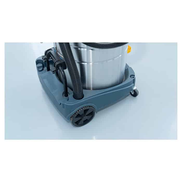 Detaljan pogled na Profesionalni usisivač Chancee CRS2890: točkovi, crevo i bubanj 90L, 2 motora, HEPA filtracija, glatki pod.