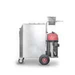 Pogled sa strane na Steam Italy XSTEAM 18K industrijski paročistač od nerđajućeg čelika, sa dva velika točka, malim točkom napred, crvenom kupolom i metalnom posudom, postavljen na beloj pozadini.