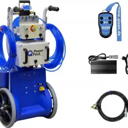 QLEEN Purastart E Pro ima bateriju od 8h, snažnu pumpu, DI filter 25L, radi sa 2 operatera i dolazi sa dva crijeva od 25m. Prikazan je plavi kolica uređaj s plavim spiralnim crijevima, kontrolnom pločom, daljinskim upravljačem i adapterom za napajanje te crnim crijevom.