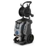 Annovi Reverberi AR3-14.20CTH 200 bara je sivo-crni električni perač pod pritiskom s kotačima, ručkom, kolutom za crijevo i AR logotipom.