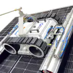Autonomni robot QLEEN Q-SunDude (500qm/h) koristi gusenice, ruke za čišćenje i creva za automatsko pranje solarnih panela.