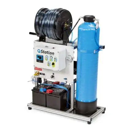 QLEEN Q-Station je premium uređaj za čišćenje solarnih panela i fasada, sa baterijom od 8 sati, 25L DI filterom, 2 korisnika, 2 x 25m crijeva.