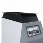 Detaljan prikaz moderne industrijske mašine sa kontrolnim tablom, prekidačem, dugmetom za podešavanje i ekranom; gornji deo crne pravougaone forme.