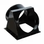 Crni metalni adapter za ventilaciju sa okruglim otvorima na oba kraja i pravougaonom bazom za spajanje okruglih i pravougaonih kanala.