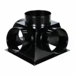 Na beloj pozadini nalazi se crni metalni priključak za ventilaciju sa jednim okruglim otvorom na vrhu i tri sa strane.