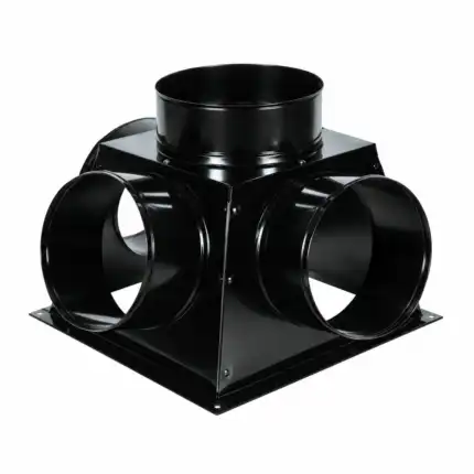 Na beloj pozadini nalazi se crni metalni priključak za ventilaciju sa jednim okruglim otvorom na vrhu i tri sa strane.