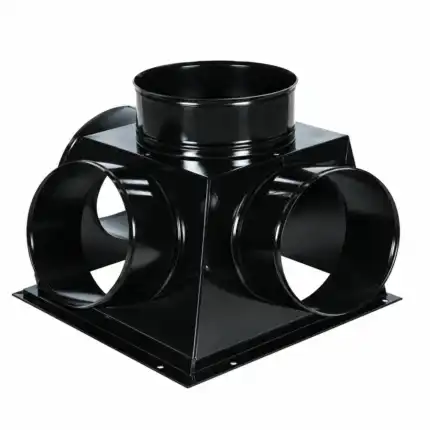 Crni metalni konektor za ventilaciju sa četiri bočna i jednim gornjim otvorom spaja više HVAC ili ventilacionih cevi.