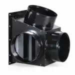 Crni metalni spoj za ventilacione sisteme sa tri okrugla otvora i pravougaonom bazom, postavljen na beloj podlozi.