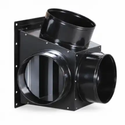 Crni metalni spoj za ventilacione sisteme sa tri okrugla otvora i pravougaonom bazom, postavljen na beloj podlozi.
