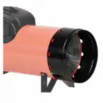 Detaljan pogled na industrijski narandžasto-crni grejač ili ventilator, prikazuje metalnu rešetku sprijeda i deo okvira ispod.