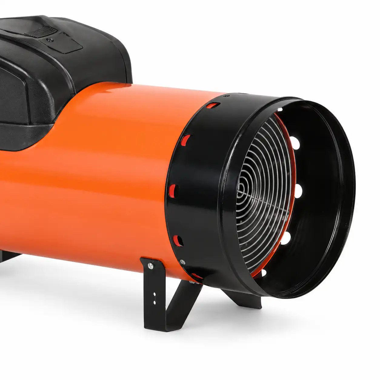 adapter-za-crevo-toplog-vazduha-350mm-06ac106 Na beloj pozadini nalazi se industrijski prenosivi grejač u narandžastoj i crnoj boji, sa metalnom mrežom napred i crnim metalnim nogarama.