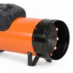 Industrijski grejač na ventilator, narandžasto-crn cilindar sa vidljivom metalnom mrežom i čvrstim stalkom, na beloj pozadini.
