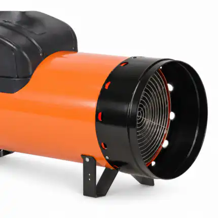 Industrijski grejač na ventilator, narandžasto-crn cilindar sa vidljivom metalnom mrežom i čvrstim stalkom, na beloj pozadini.