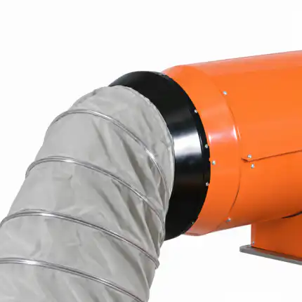 Detaljan krupni plan prikazuje narandžasti industrijski ventilator pričvršćen na fleksibilno srebrno crijevo za zrak s metalnim prstenovima na bijeloj pozadini.